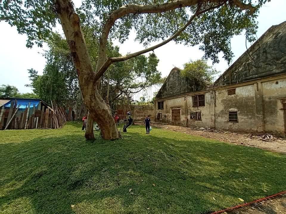 โกดังร้างริมน้ำ ท่าดินเเดง 