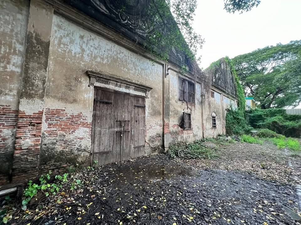 โกดังร้างริมน้ำ ท่าดินเเดง 