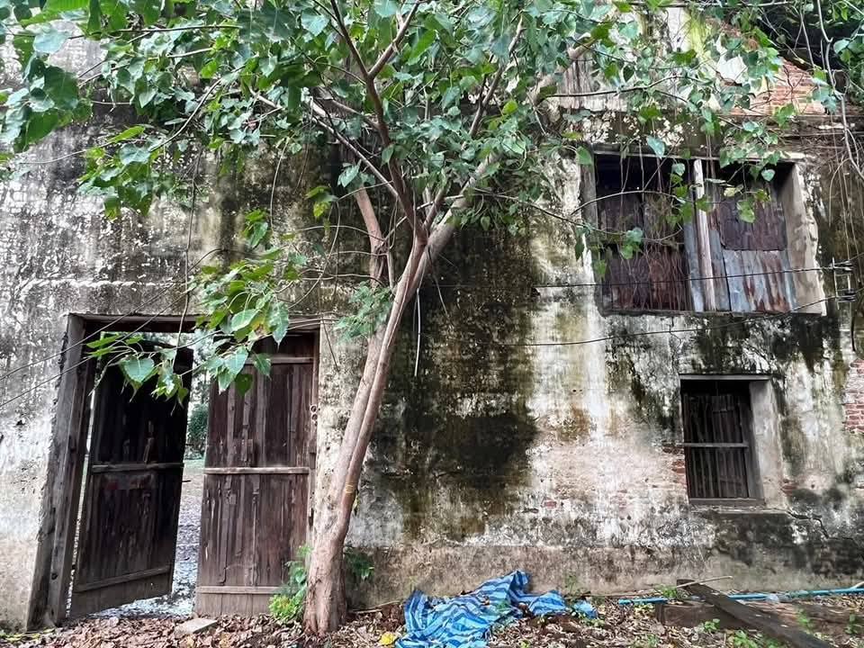 โกดังร้างริมน้ำ ท่าดินเเดง 