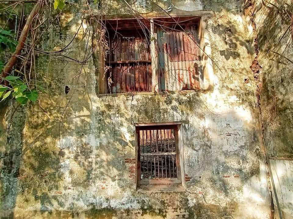 โกดังร้างริมน้ำ ท่าดินเเดง 