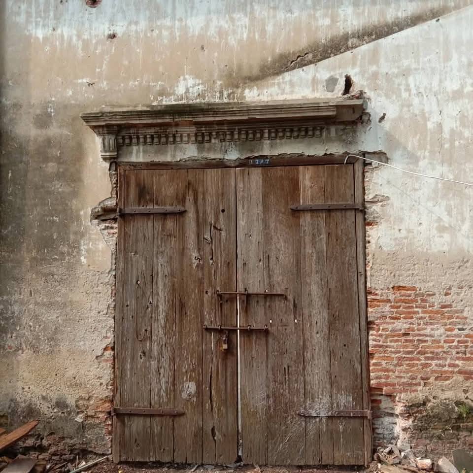 โกดังร้างริมน้ำ ท่าดินเเดง 